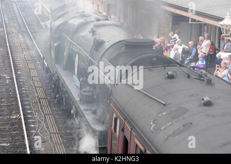 Lok und Trainer ziehen in Bridgenorth Station. Die Severn Valley Railway. Stockfoto