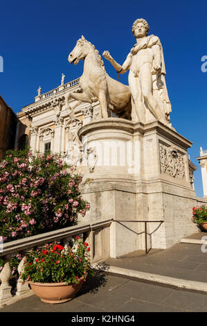 Piazza del Campidoglio, klassische Statue des Dioskuren Castor, Rom, Italien Stockfoto