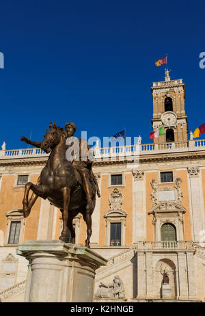 Piazza del Campidoglio mit Palazzo Senatorenpalast und Reiterstandbild von Marcus Aurelius, Rom, Italien Stockfoto