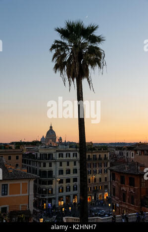Blick auf den Sonnenuntergang von der Spitze der Spanischen Treppe in Rom, Italien Stockfoto