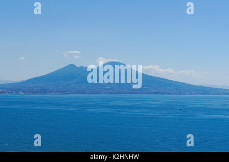 Blick auf die Bucht von Neapel auf den Vesuv, Italien