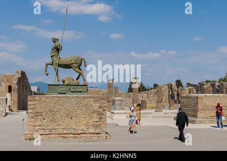 Igor Mitoraj Bronze Skulptur an die römischen Ruinen von Pompeji, Italien Stockfoto