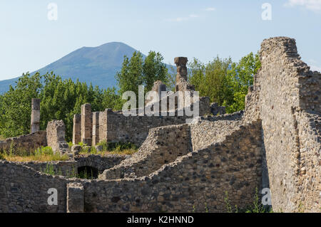 Römische Ruinen von Pompeji, mit dem Vesuv im Hintergrund, Italien Stockfoto