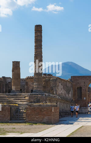 Touristen, die römischen Ruinen von Pompeji, mit dem Vesuv im Hintergrund, Italien Stockfoto