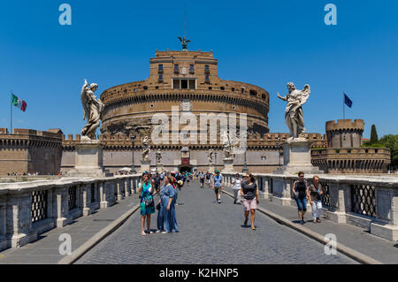 Touristen auf der Ponte Sant'Angelo Brücke in Rom, Italien Stockfoto