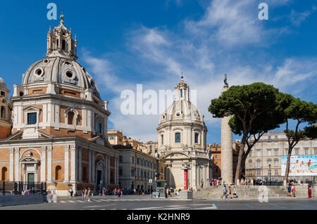 Die Trajan Spalte, Santa Maria di Loreto Kirche und der Kirche von den heiligen Namen von Maria am Forum des Traja von der Piazza Venezia, Rom, Italien Stockfoto