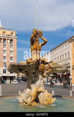 Triton Brunnen in der Mitte der Piazza Barberini in Rom, Italien Stockfoto