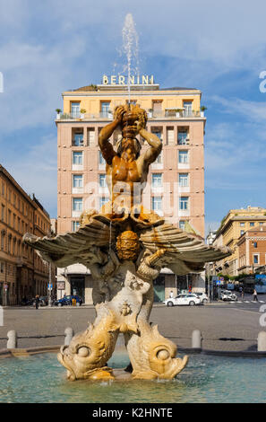 Triton Brunnen in der Mitte der Piazza Barberini in Rom, Italien Stockfoto