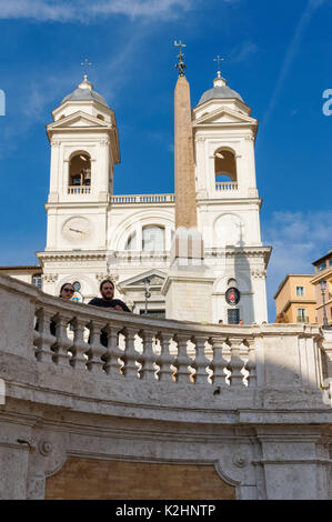 Die Kirche Santissima Trinità dei Monti und Sallustiano Obelisk in der Nähe der Spanischen Treppe in Rom, Italien Stockfoto