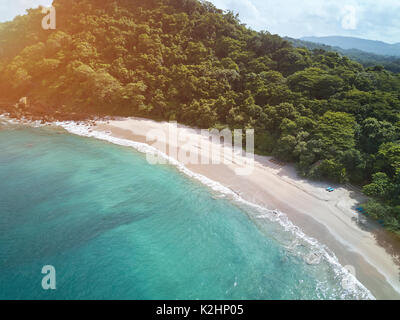 Urlaub im Blue sea water beach Theme. Sonnigen Tag im tropischen Küste Stockfoto