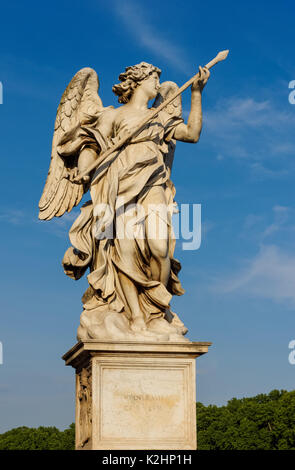 Engel mit der Lanze auf der Ponte Sant'Angelo in Rom, Italien Stockfoto