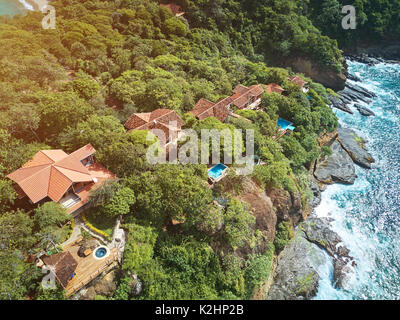 Villen und Häuser im Cliff neben Ocean Antenne drone Ansicht Stockfoto