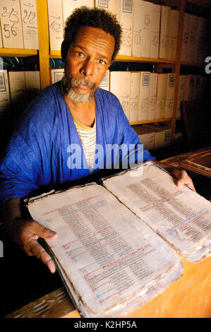 Saif Al Islam, Kurator der Ahmed Mahmoud Bibliothek, ein UNESCO-Weltkulturerbe. Chinguetti, Mauretanien Stockfoto