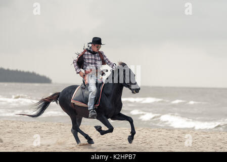 SONGKHLA THAILAND - 18. Februar: Unbekannt cowboy Show am Strand galoppiert das Pferd am 18. Februar 2017 in Songkhla, Thailand. Stockfoto