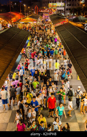 HUALIEN CITY, TAIWAN - 19. AUGUST 2017: Käufer und Touristen am Dongdamen Nacht Markt Stockfoto