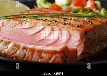 Gegrillter Thunfisch Steak mit Pfeffer Makro auf einem Teller. Horizontale Stockfoto