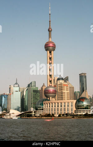 Shanghai, China - Mai. 20, 2016: schöne Shanghai Bund aus den Fluss Huangpu in der Dämmerung gesehen, darunter viele der berühmten Sehenswürdigkeiten in Shanghai. Stockfoto