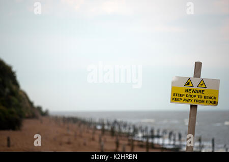 Hüten Sie sich vor steilen Drop zum Strand anmelden Stockfoto
