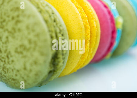 Frische macarons auf weißem Hintergrund Stockfoto