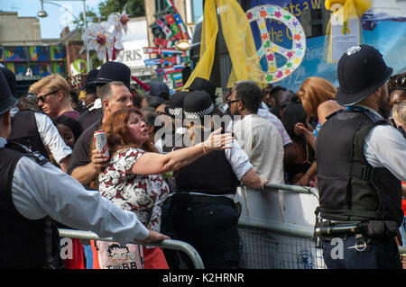 London, UK, 28.08.2017, Polizei zu Metall Barrieren nach über Gedränge an der Ecke von Ladbroke Grove und Lancaster Road Notting Hill Carnival 2017 Montag. Stockfoto