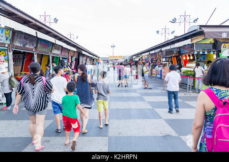 HUALIEN CITY, TAIWAN - 19. AUGUST 2017: Käufer und Touristen am Dongdamen Nacht Markt Stockfoto