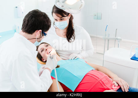 Zahnarzt Behandlung der Patientin mit Bohrer Stockfoto