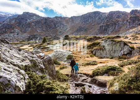Frau mit Sohn wandern die Berge Stockfoto