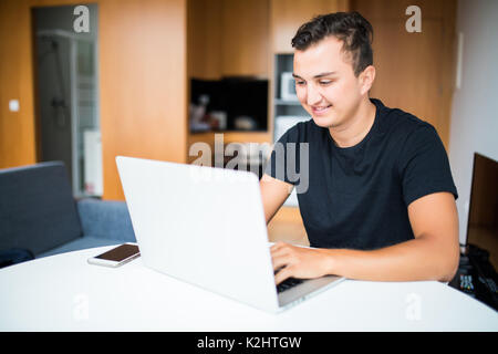 Selbständige Unternehmer, die von zu Hause aus arbeiten am Laptop Stockfoto