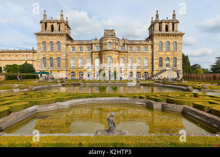 Blenheim Palace, Woodstock. UK, Blick vom Wasser Terrassen N.E. in Richtung West Wing. Stockfoto