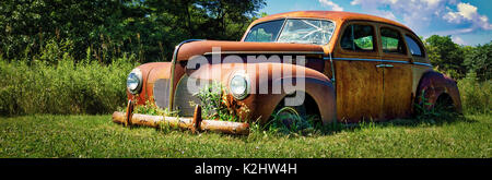 Ein altes Auto aus den frühen 1940er Jahren sitzen auf der Wisconsin am Straßenrand. Stockfoto