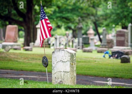 Eine Fahne auf dem Union Grab eines Bürgerkriegveteran an einem Wisconsin Friedhof. Stockfoto