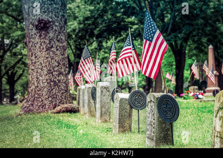 Flaggen auf Union Gräber von Bürgerkriegveteranen an einem Wisconsin Friedhof. Stockfoto