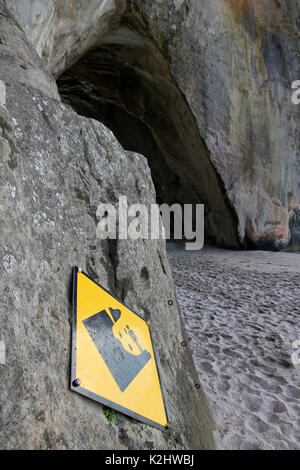 Rockfall hazard Cathedral Cove Neuseeland Stockfoto