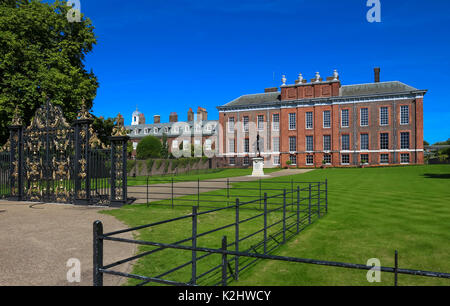 Die Vorderansicht des Kensington Palace und Kensington Park, London. Stockfoto