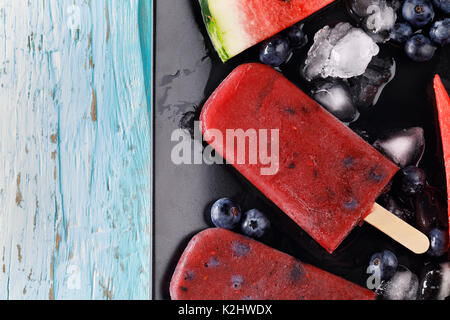 Obst Eis von Wassermelone und Heidelbeeren. Blick von oben auf einen Sommer Dessert mit Platz für Text Stockfoto