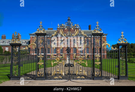 Die Tore des Kensington Palace im Hyde Park in London, England Stockfoto