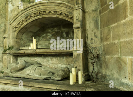 Stein Bildnisse von Ritter und Dame mit weissen Kerzen, Interieur der Seton Stiftskirche oder Kapelle, East Lothian, Schottland, Großbritannien Stockfoto