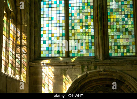 Licht durch farbige Fensterscheiben in kunstvoll gewölbten Fenster aus buntem Glas, mittelalterliche Seton Stiftskirche East Lothian, Schottland, Großbritannien Stockfoto