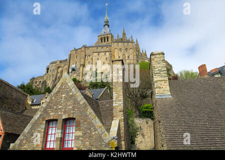 Nach oben Ausblick auf den Mont Saint-Michel von der mittelalterlichen Stadt innerhalb der Stadtmauern in der Normandie, Frankreich. Stockfoto