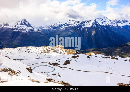 Majestic verträumten Blick auf die schneebedeckten Schweizer Alpen Umgebung Gornergrat Station, Zermatt, Schweiz, Europa. Stockfoto