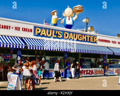 Coney Island, New York, USA, eine Gruppe von Personen außerhalb des open air, Promenade Restaurant und Bar, Paul's Tochter, an einem hellen, sonnigen Sommertag. Stockfoto