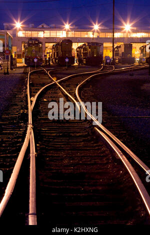 Diesel Güterzuglokomotiven werden auf einer Bahn hof Wartung Halle in Roseville, CA gesäumt. Stockfoto