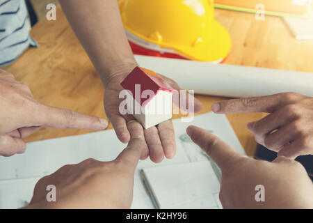 Ingenieur und Architekt, Ingenieur Architekten Büro Team arbeiten und diskutieren mit Blueprints und Haus Modell, Stockfoto