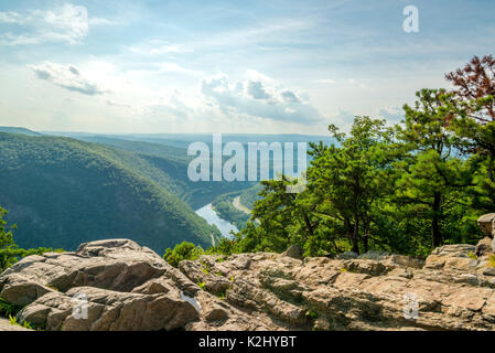 Wunderschöne Aussicht von Tammany in New Jersey. Berg und Fluss im Vordergrund. Stockfoto