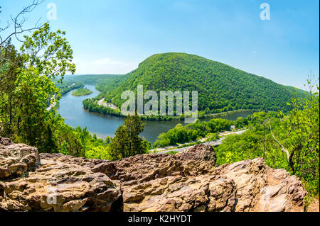 Herrliche Aussicht von Tammany in New Jersey. Berg und Fluss im Vordergrund. Stockfoto