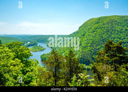 Herrliche Aussicht von Tammany in New Jersey. Berg und Fluss im Vordergrund. Stockfoto