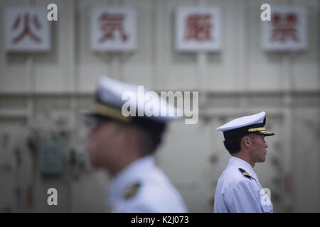 Segler warten auf die Ankunft des Ministerpräsidenten Theresa May, die Crew und Marineangehörigen einschließlich derjenigen, die von der britischen Royal Navy an Bord des Japanischen Flugzeugträger, J.S.Izumo in Yokosuka Naval Base in der Nähe von Tokio, Japan. Stockfoto