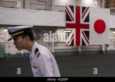 Segler warten auf die Ankunft des Ministerpräsidenten Theresa May, die Crew und Marineangehörigen einschließlich derjenigen, die von der britischen Royal Navy an Bord des Japanischen Flugzeugträger, J.S.Izumo in Yokosuka Naval Base in der Nähe von Tokio, Japan. Stockfoto