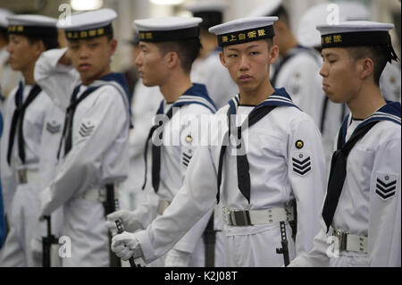 Segler warten auf die Ankunft des Ministerpräsidenten Theresa May, die Crew und Marineangehörigen einschließlich derjenigen, die von der britischen Royal Navy an Bord des Japanischen Flugzeugträger, J.S.Izumo in Yokosuka Naval Base in der Nähe von Tokio, Japan. Stockfoto