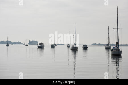 Ruhige am frühen Morgen Blick auf den Eingang zum Hafen von Poole mit Cross Channel fgerry Barflour beenden Stockfoto